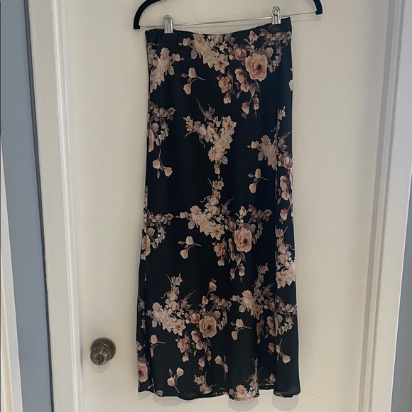 Chic Floral Midi Skirt in Black and Pink - Picture 2 of 5